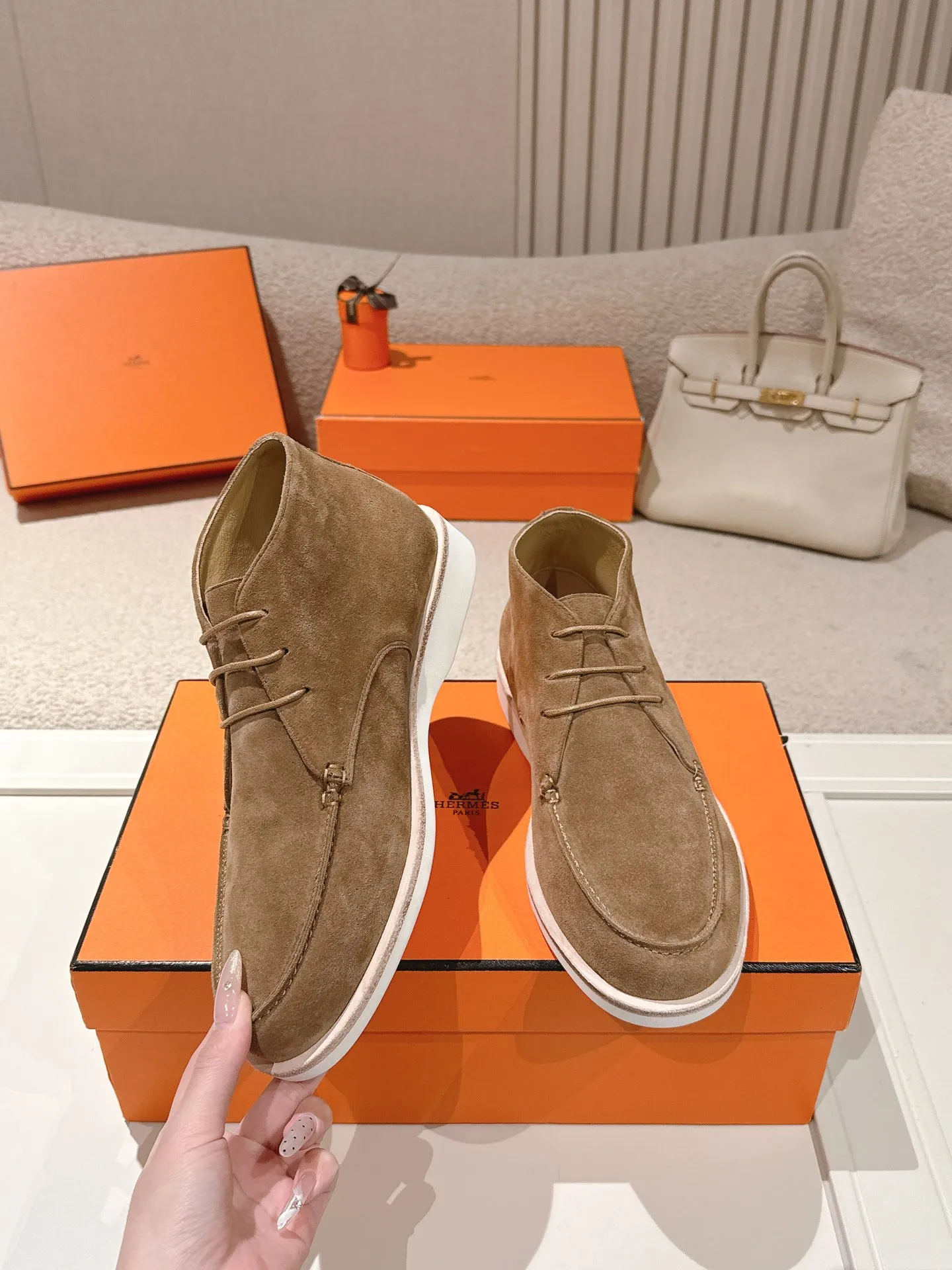 Men's Men's Shoes 660💰 Hermes men's size #26ss calfskin derby shoes, decorated with signature "H Diamant" details for a stylish and casual style. Fabric: Cow suede Lining: Mixed sheep lining Outsole: Genuine leather welt + original TPU Bottom thickness: 3CM Code number: 39-45 (customized at 46.47)